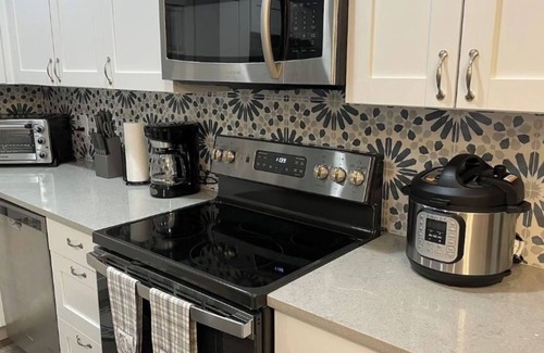 DeLand Maison | All New Deland Den 4BR, pool, blocks fr Stetson & Downtown