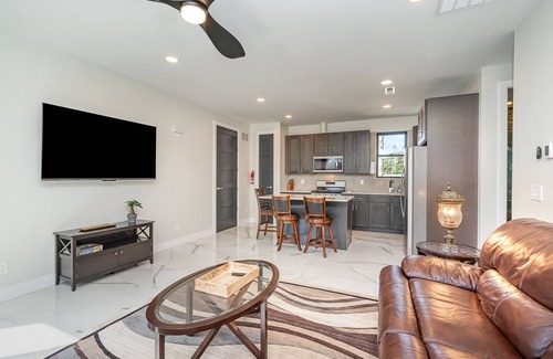 Matthews Appartement | All New spacious cozy in-law suite 1BD minutes to highway 485 & 74