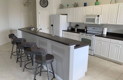 Majestic Palms Copropriété | All new, Updated 3rd Floor Condo overlooking pool