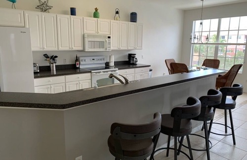 Majestic Palms Copropriété | All new, Updated 3rd Floor Condo overlooking pool