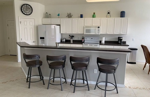 Majestic Palms Copropriété | All new, Updated 3rd Floor Condo overlooking pool