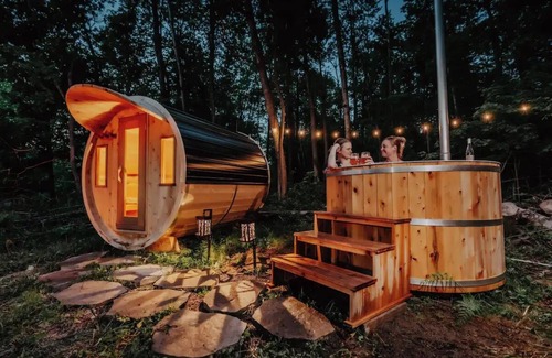 Langton Cabine | Tiny Home in Forest with Sauna and Hot Tub