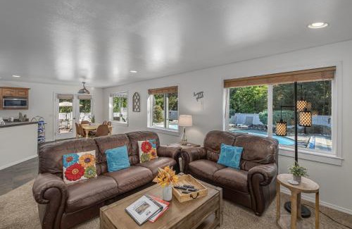 Leavenworth Maison | All Seasons Getaway by NW Comfy Cabins