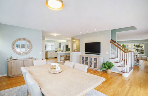 Drayton Plains Maison | All-sports Maceday Lake relaxing retreat. Recently updated & fully furnished!