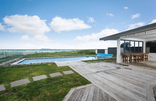 Waihi Beach Maison | ALL THE 3'S @ NUMBER 3