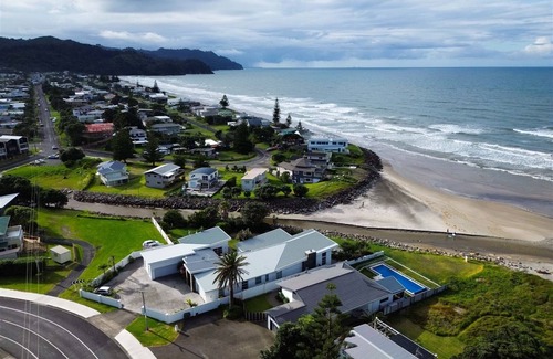 Waihi Beach Maison | ALL THE 3'S @ NUMBER 3