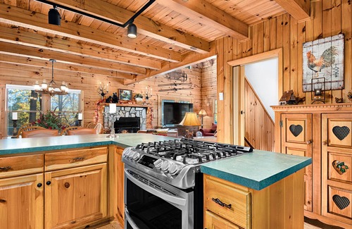 Valley Creek Run Cabine | BearHavenCabin 3 STORY LOG CABIN SLEEPS 10, HOT TUB!