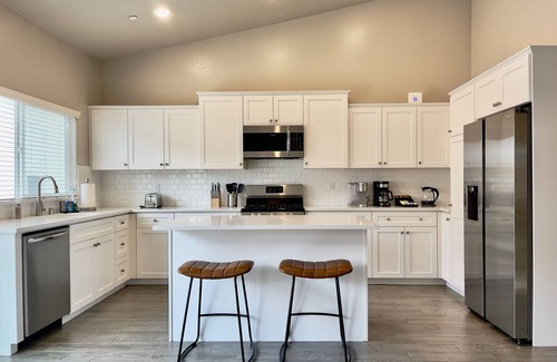 Raisin Maison | All The Comforts Of Home - Safe & Quiet Neighborhood - 2 Car Garage
