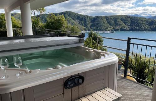 Waikawa Bay Appartement | Allports Sea view Apartment with Spa pool