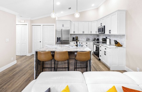 Wellington Villa | Alluring Luxury Oasis: Modern Comfort and Relaxation