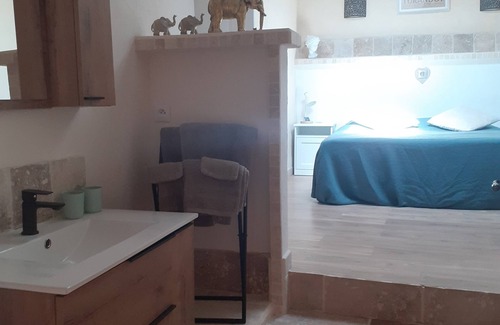 Roche-Saint-Secret Lit Et Petit-Déjeuner | Alma Bella -Suite parentale avec une piscine privative intérieure chauffée