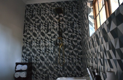 Waterkloof Glen Lit Et Petit-Déjeuner | Aloha Lodge spacious bedroom, sleeps 2, with its own entrance and a garden view