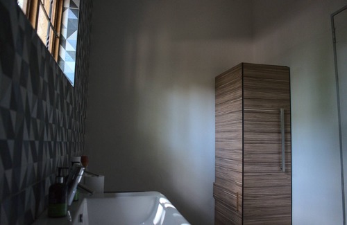 Waterkloof Glen Lit Et Petit-Déjeuner | Aloha Lodge spacious bedroom, sleeps 2, with its own entrance and a garden view