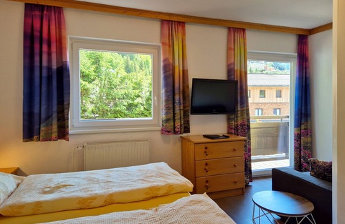 Bad Gastein Cottage | Chambre Double avec vue sur la montagne, douche, toilettes, balcon - Alpenpension GASTEIN