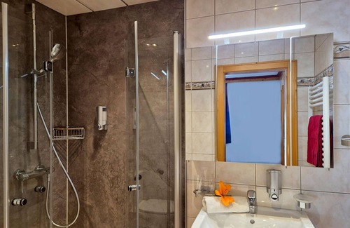 Bad Gastein Cottage | Chambre Double avec vue sur la montagne, douche, toilettes, balcon - Alpenpension GASTEIN