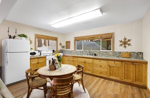 Mineral Chalet De Ski | Alpine Chalet on 2 Acres + EV Chgr + Starlink + 10 min from Lassen National Park
