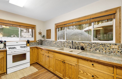 Mineral Chalet De Ski | Alpine Chalet on 2 Acres + EV Chgr + Starlink + 10 min from Lassen National Park