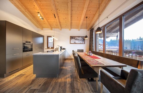 Schonbach Chalet De Ski | Alpine Chalet with Sauna and Balcony