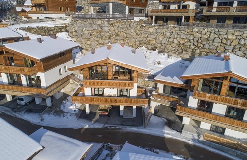 Schonbach Chalet De Ski | Alpine Chalet with Sauna and Balcony