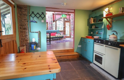 Newcastle-on-Clun Cottage | ALPINE COTTAGE, pet friendly, character holiday cottage in Beguildy
