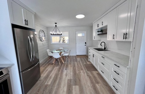 Hinton Maison | Alpine Escape-Completely Renovated Home, 20 minutes from Jasper Park Gates