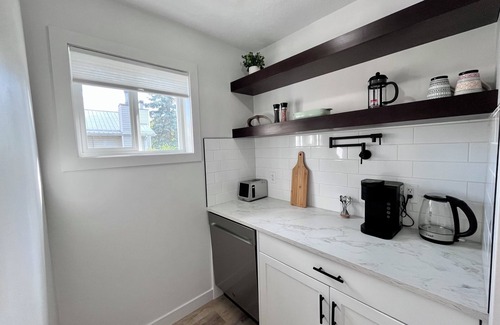 Hinton Maison | Alpine Escape-Completely Renovated Home, 20 minutes from Jasper Park Gates