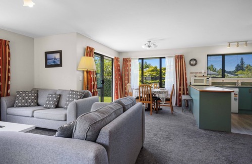 Hanmer Springs Maison | Alpine Peek - Hanmer Springs Holiday Home
