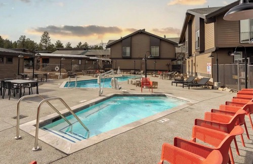 Mammoth Lakes Maison | Alpine Room with Sauna & Steam Room Access Near Mammoth Ski Adventures