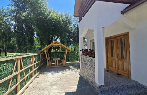 Piatra Neamt Maison | Altan's Gold– Perfect for Family & Friends