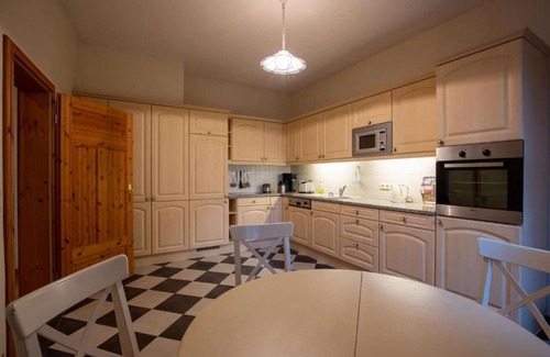 Borrentin Appartement | Altes Pastorat: Wohnung mit Kamin und Großem Garten