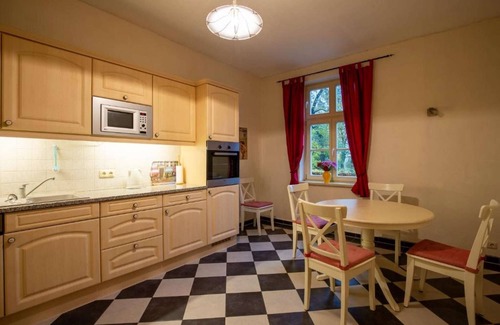 Borrentin Appartement | Altes Pastorat: Wohnung mit Kamin und Großem Garten