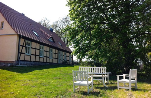 Borrentin Appartement | Altes Pastorat: Wohnung mit Kamin und Großem Garten