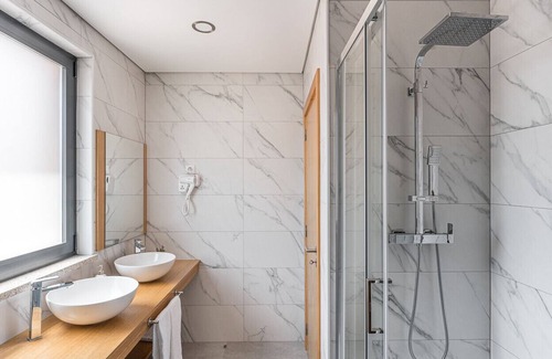 Mangualde Appartement | ALTIDO Gorgeous unit w/ Gym & Communal pool