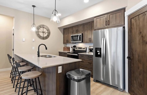 Sun Peaks Copropriété | Altitude 25: Modern 2BDRM Condo w/Private Hot Tub