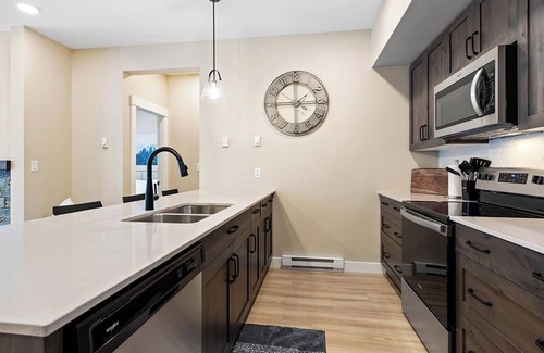 Sun Peaks Copropriété | Altitude 25: Modern 2BDRM Condo w/Private Hot Tub