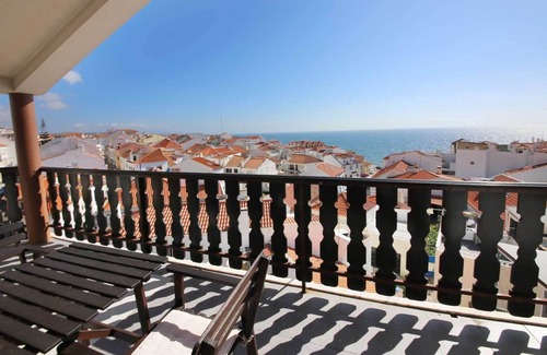Ericeira Appartement | Alto da Pirica 2: Top floor apartment in the center, terrace, sea view & barbecue