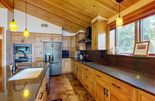 Alton Bay Maison | Alton Bay Waterfront Home with restored Boathouse and Gorgeous Sunsets