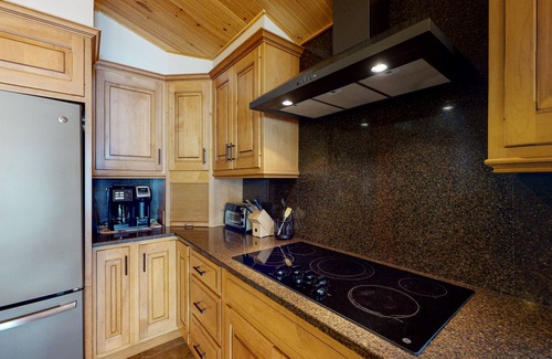 Alton Bay Maison | Alton Bay Waterfront Home with restored Boathouse and Gorgeous Sunsets