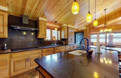 Alton Bay Maison | Alton Bay Waterfront Home with restored Boathouse and Gorgeous Sunsets