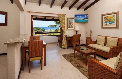 Maynards Hôtel | Always a Great Idea To Unwind! Near Heywood Beach! Outdoor Pools, Parking!