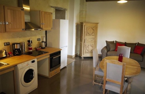 Monts-sur-Guesnes Maison | Aménagé dans le Château, le gîte Brilhac est accessible à tous