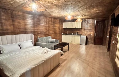 Yerevan Appartement | Hovakimyans Garden And Pool