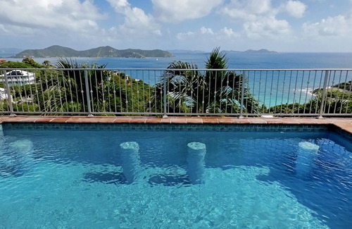 Estate Saint Quaco and Zimmerman Maison | Amarilla Villa possède une magnifique piscine et un spa avec une vue panoramique