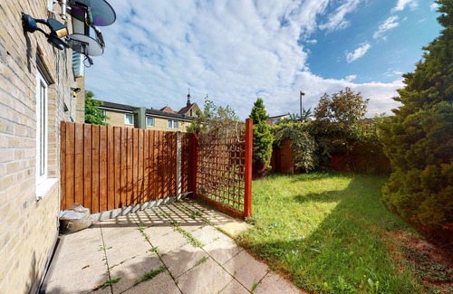 Evelyn Maison | Amazing 2 Bed House w/ Private Parking & Private Garden