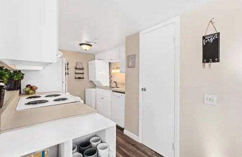 Southeast Maison | Amazing 2-Bed Townhome w/Garage in DTC