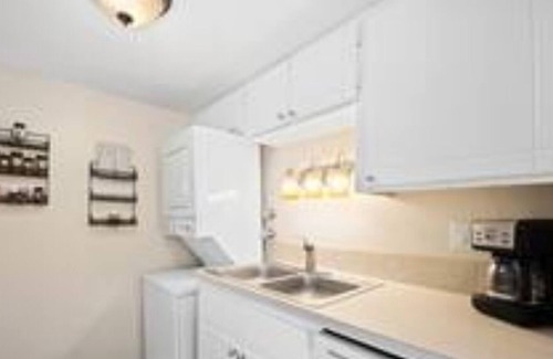 Southeast Maison | Amazing 2-Bed Townhome w/Garage in DTC