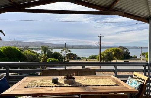 Louth Bay Maison | Amazing 2 level house less than 2 minutes walk to the beach.