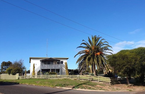Louth Bay Maison | Amazing 2 level house less than 2 minutes walk to the beach.
