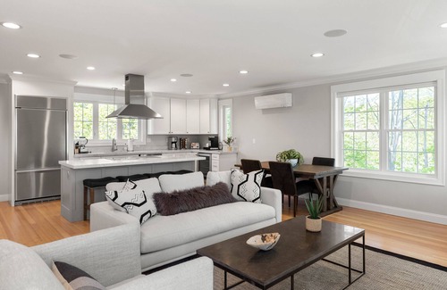 Andover Appartement | Roof Top Deck. Amazing 3 Bedroom Fully Renovated, Andovers Shawsheen Village