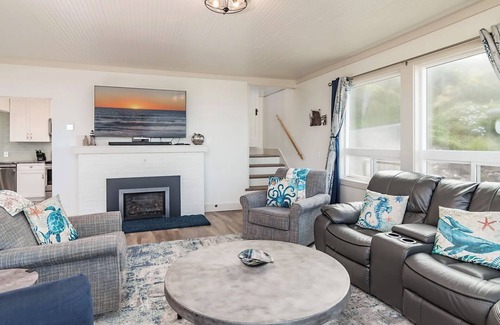 Lincoln City Maison | Beautifully renovated 4 bedroom beach front home! w/stairs to beach Pets-ok!